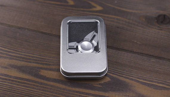 Fidget Spinner Deluxe – Alumínio é um aparelho Anti-Stress do tamanho da palma da mão, Perfeito para todas as idades